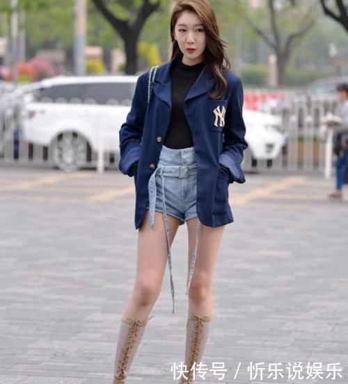 街拍小姐姐浅蓝色牛仔裤搭配白色休闲衫，全面提升气质与魅力