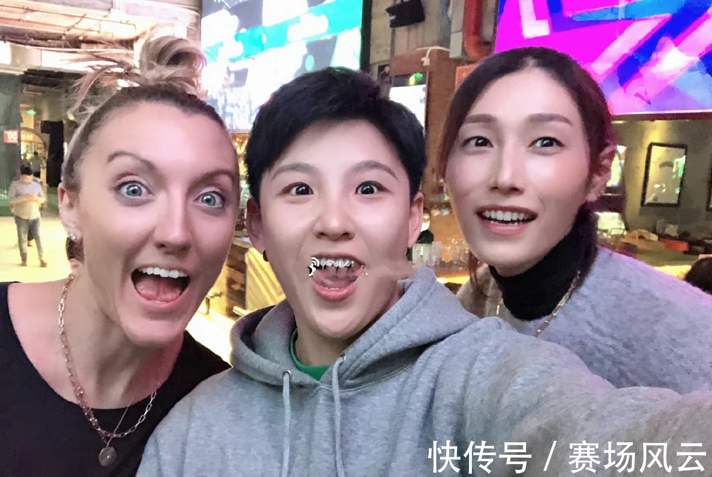 上海女排|上海女排5人聚会！张磊与金软景亲密合照，拉尔森张开大嘴巴搞怪