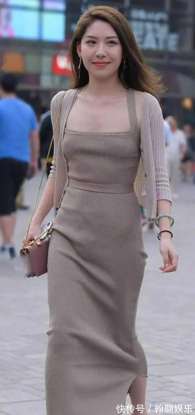 透明高跟凉鞋 难道今年流行透明高跟凉鞋吗30位美女穿出了简约而不简单的效果