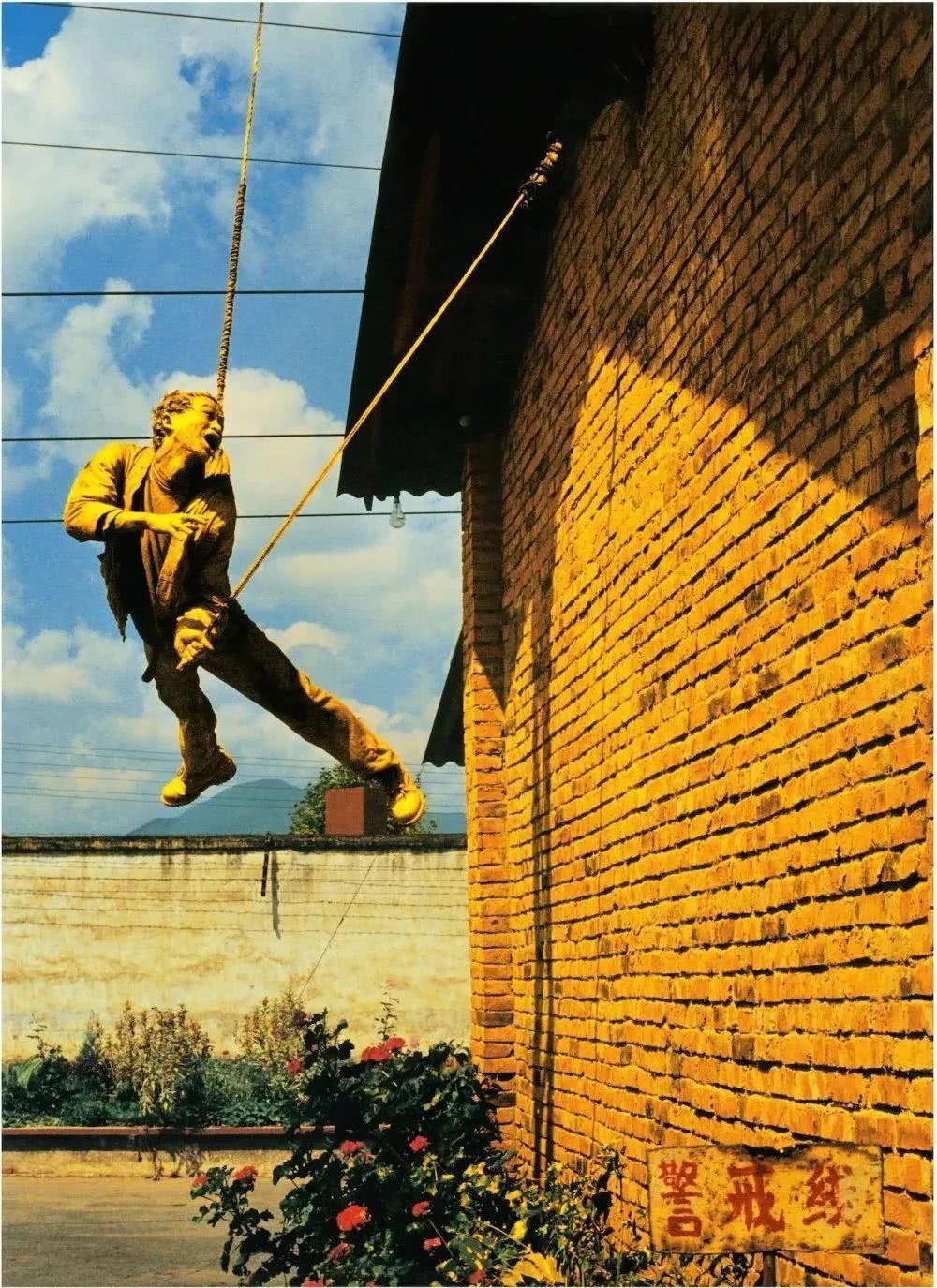 小伙取下自己的肋骨做成项圈,把自己封进水泥里,他的人生太疯狂