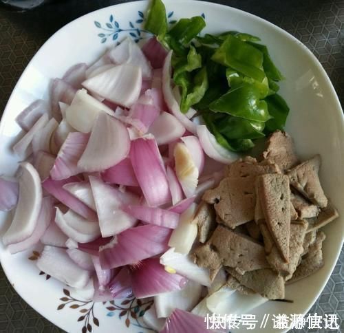 洋葱和它一起炒,称为天然“血管清洁剂”,血管不堵了,身体强壮