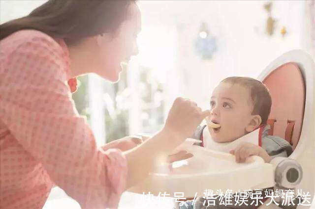 口水疹|6个月的宝宝会有7个让人烦的表现,别错怪孩子,属于是正常发育