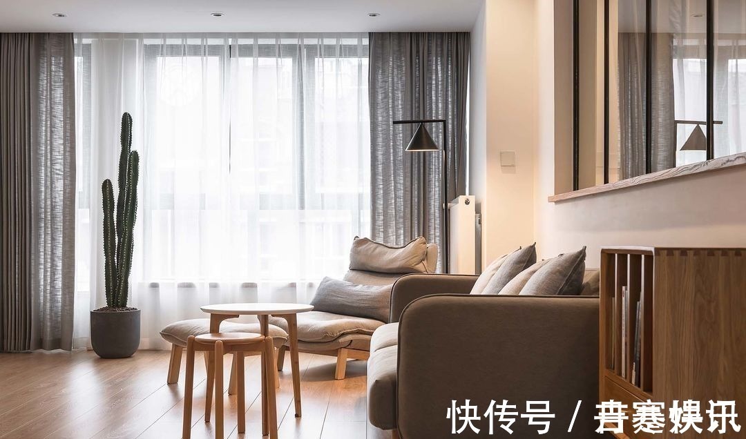 风格|她在沙发后面“掏洞”造窗,完工后发现太明智了,全屋温暖又自然