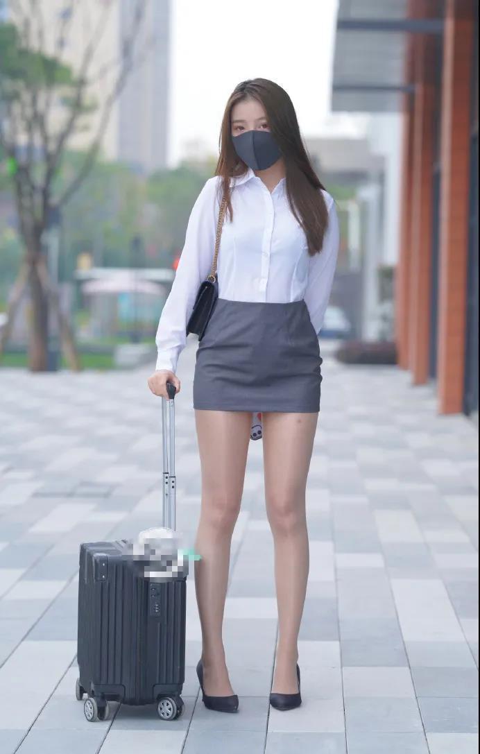 短裙|街拍 小姐姐身穿灰色短裙搭配白色衬衫, 散发迷人职场气息