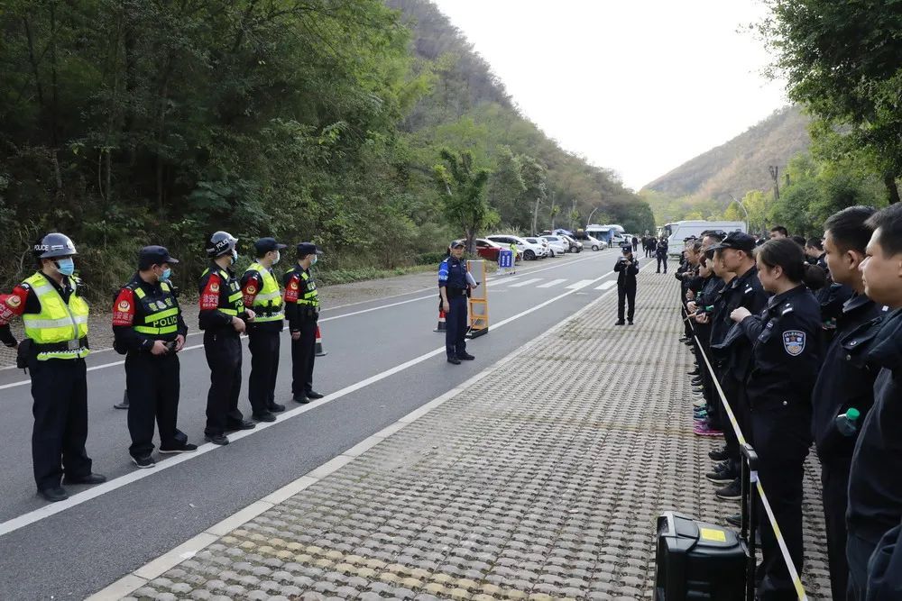 赣县区公安局|轿车冲卡被爆胎截停，警方现场控制2人，事发马口公园……