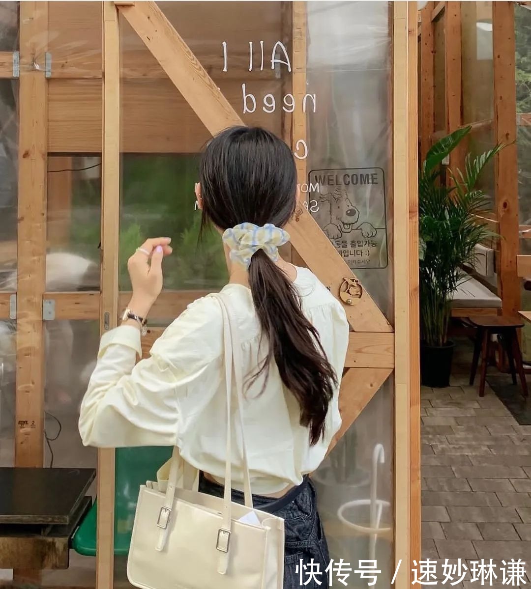 短上衣 + 高腰下装,今春流行这么穿