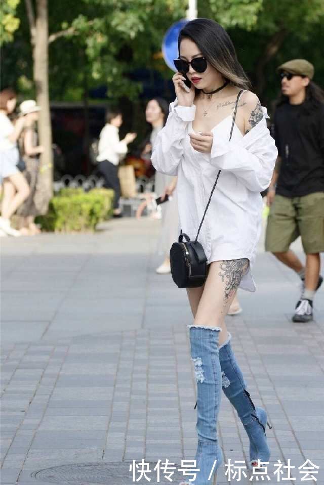 街拍|街拍：紧身上衣搭配牛仔热裤，性感的小蛮腰看了真让人着迷