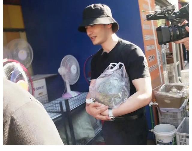 为品牌带货?赵丽颖录《中餐厅》穿羊绒套装,还带了全自动洗衣机