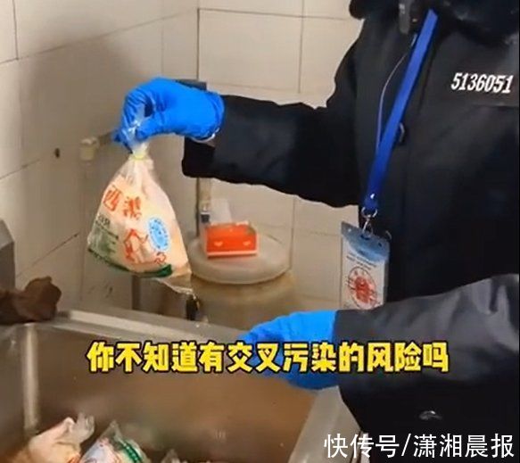 外卖|在厕所处理食材，执法人员怒问无良商家：这样的炸鸡你吃吗？