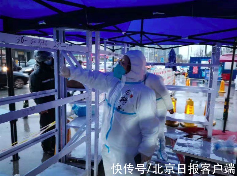 生活必需品|电瓶车被风吹走！宏福苑志愿者冒雪送物资，鞋袜全湿透