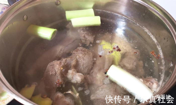 膻味|炖羊肉时,记得放“1白2黄”,羊肉鲜嫩软烂,汤浓味道鲜,无膻味