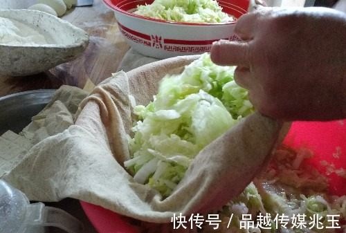 新招|河南农村50岁阿姨出新招,白菜别再炒着吃了,这样做小孩抢着吃