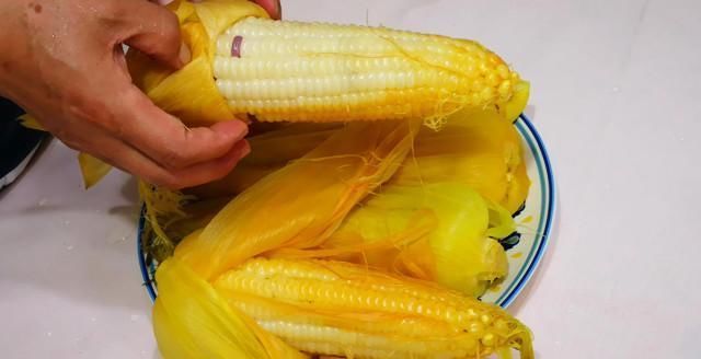 煮玉米,只加清水煮就错了,多加2勺“它”,玉米香嫩清甜更好吃