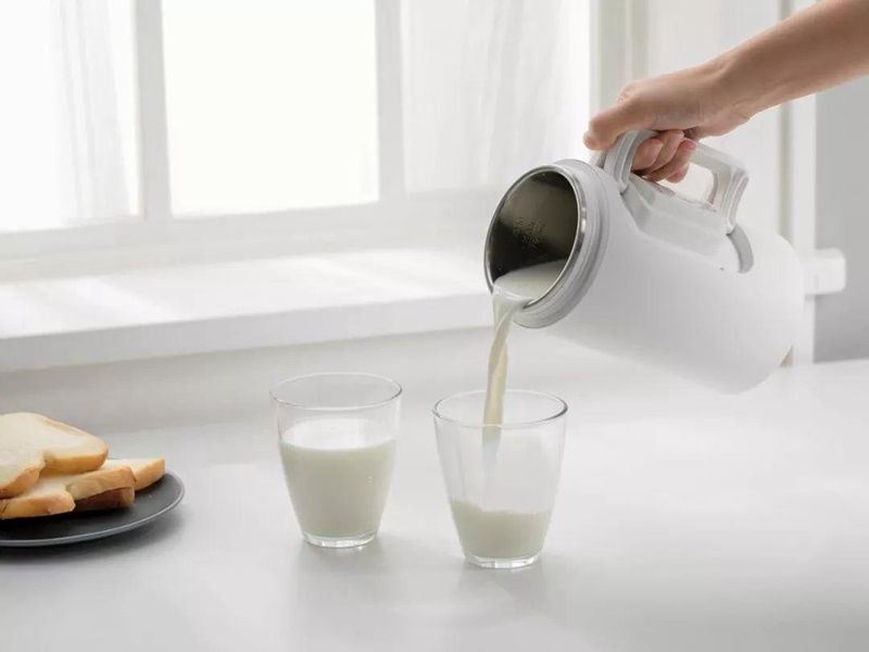 给奶瓶这样消毒是不对的，宝宝喝的相当于是“毒奶”，要纠正