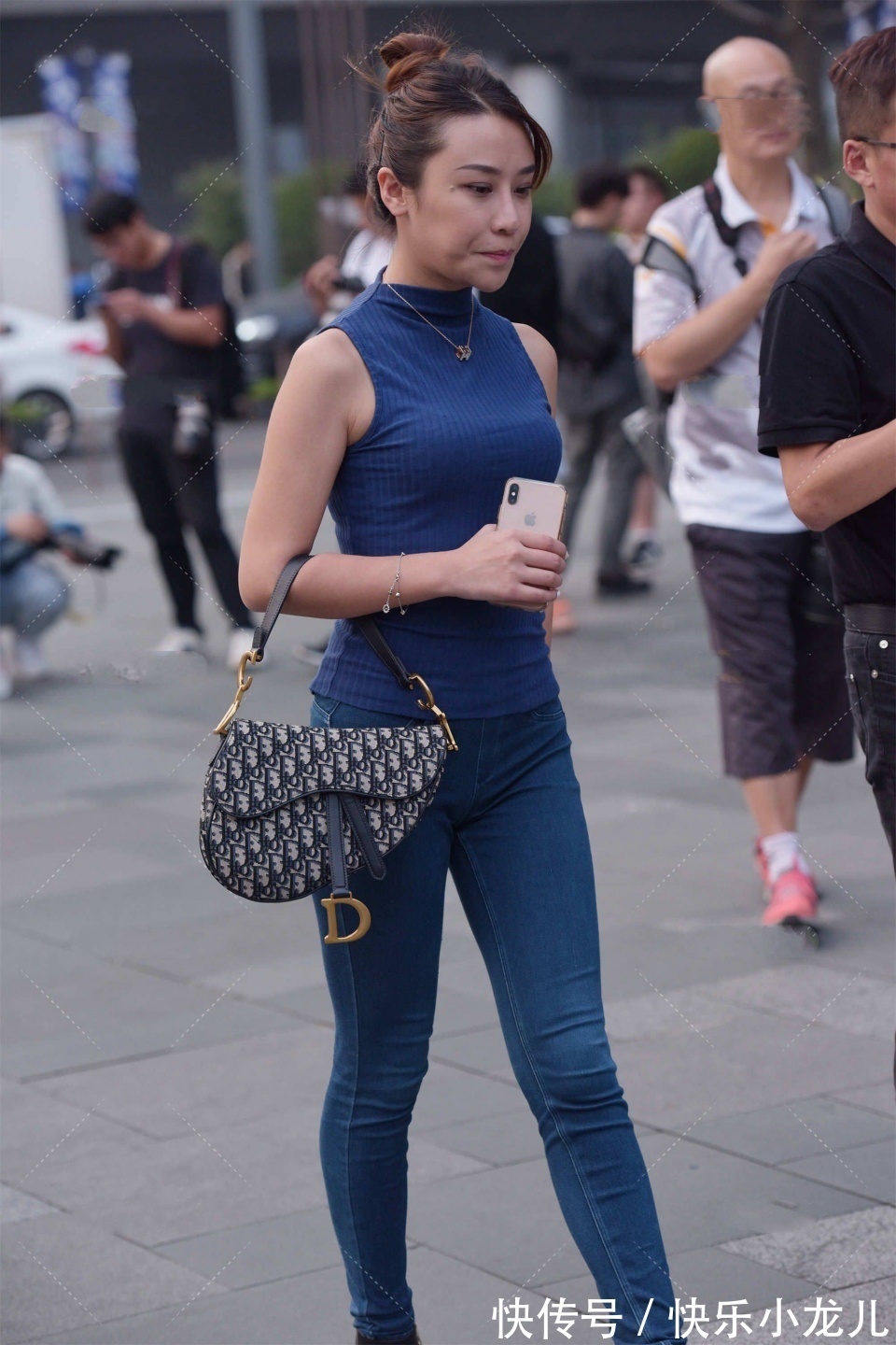 深蓝色|小姐姐看上去年龄不小了,但是看上去还是很有气质,源于她时尚的穿搭