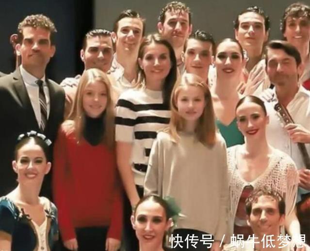 女王|16岁女王储清纯可人,扎马尾辫穿蓝白配,只是个头比小两岁妹妹矮