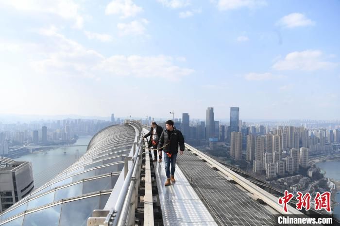 高空游览|重庆高空游览项目吸引游客体验“云中漫步”