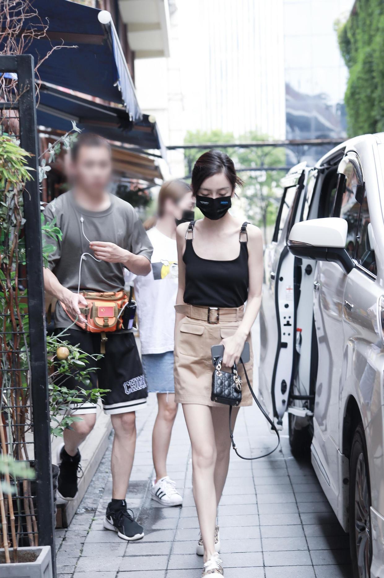 背心|Angelababy又美到我了,背心配半身裙随性低调,当妈了身材仍纤细