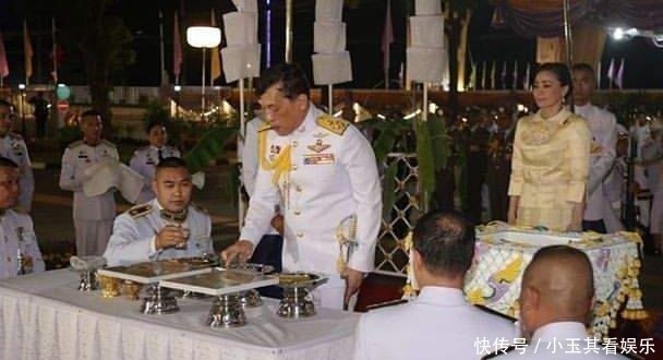 贵妃|苏提达穿娃娃领套装亮相！戴四串珍珠项链和粉宝石胸针向贵妃出招