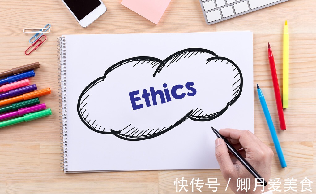 宝宝|保姆趁宝宝睡着时摆弄东西,宝妈看明白后泪目,选保姆重点看品行