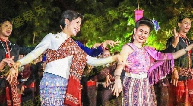 诗妮娜贵妃@泰国贵妃放下身段合影,却被身旁浓眉女子不屑一顾:有啥好得意的