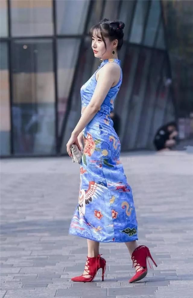 街拍:微胖小姐姐旗袍装,体现她不一样优雅与气质