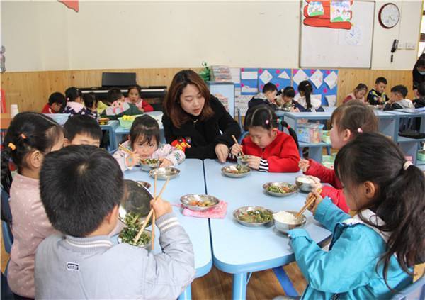 表扬|孩子总说幼儿园饭菜很香，每次吃两碗，看到照片后妈妈难以置信