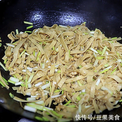 肉丝蒜黄炒豆腐丝