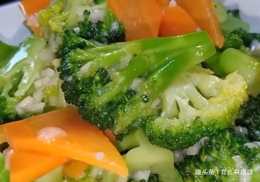 做法|要让孩子多吃的一道营养菜,做法简单,清脆可口,还有效保护视力