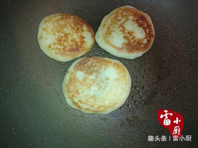 这饼又香又糯，在锅边就吃掉3个，比南瓜饼好吃太多！