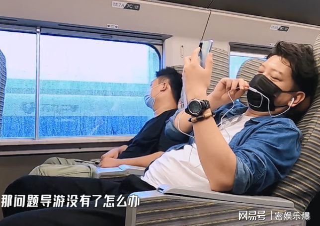 导游|邓超成5哈替补导游,不拿导游旗却挂绶带,看清上面的字没毛病