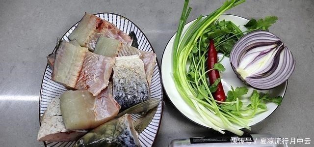 炖鱼不要只加开水，怪不得鱼又腥又嫩，只要一点点，鱼就又嫩又香