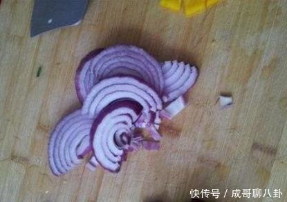 教你洋葱特色做法,简单拌一拌,比饭店还好吃,开胃解馋又解腻!