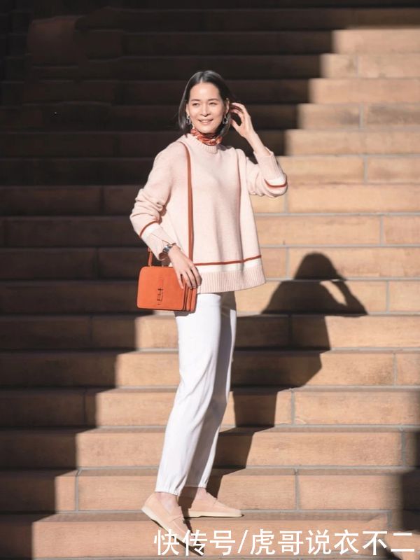 年过40的女人别总穿黑白灰，学会粉色系搭配，巧妙减龄提气质