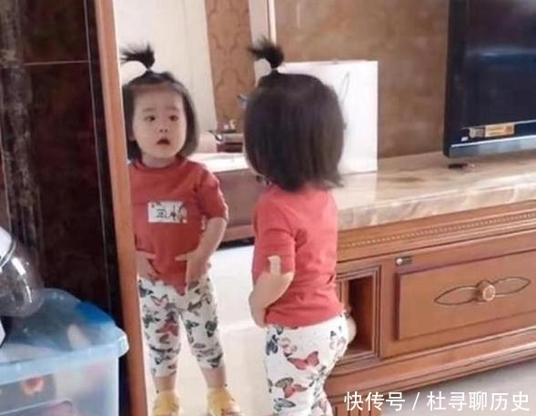 小鹿|女儿照镜子看“小蛮腰”,结果恼羞成怒,宝妈:好像减肥失败的我
