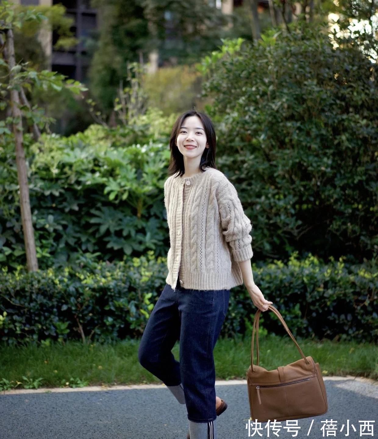 tips|穿“针织开衫”下面搭什么?建议配这3种,学会了你也是时尚博主