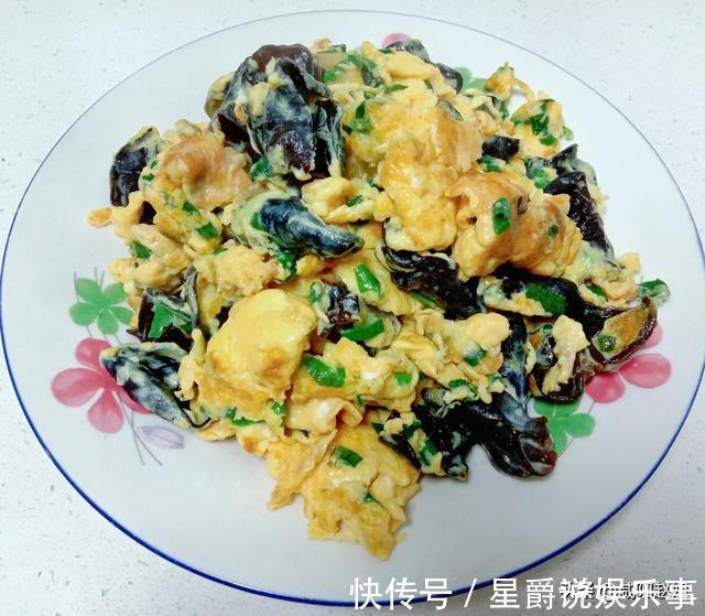 午饭|好久没吃木耳炒鸡蛋了,午饭偷个懒,炒盘木耳鸡蛋,老公:炒太少