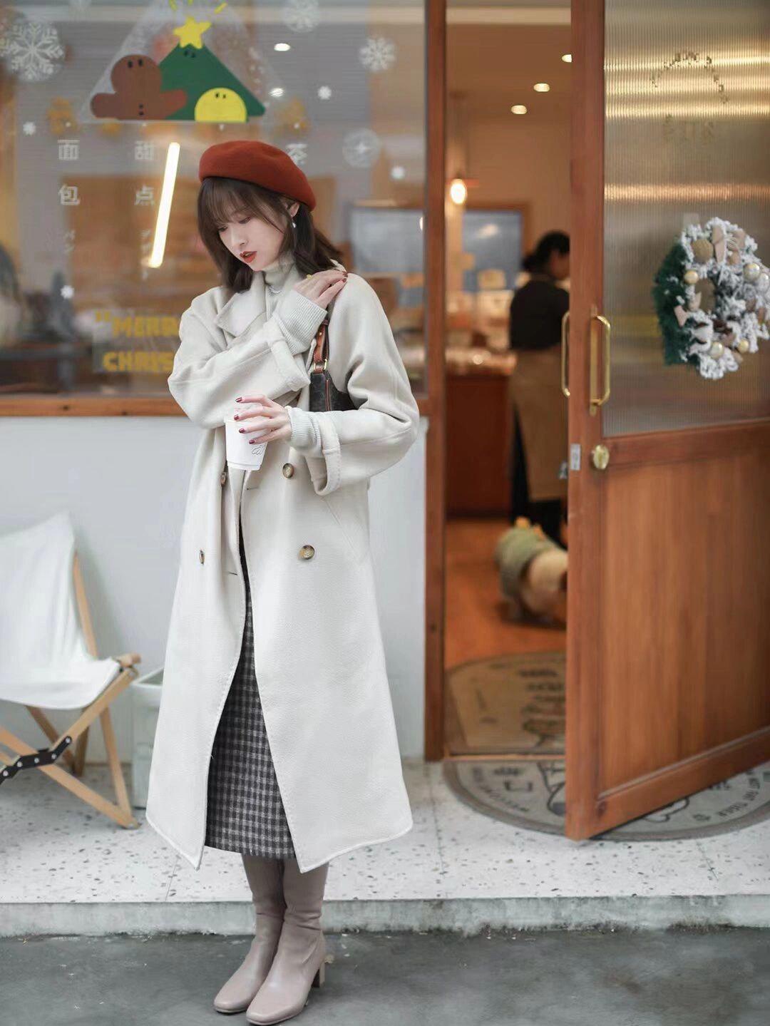 大衣|小个子女生冬季搭配指南|高腰短款羽绒服+宽松直筒牛仔裤,百搭又时尚!