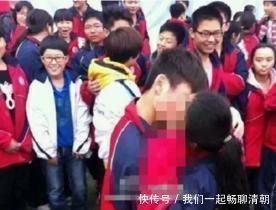 早恋|12岁男孩校园告白女生,当众拥抱和亲吻,网友父母不管教的下场