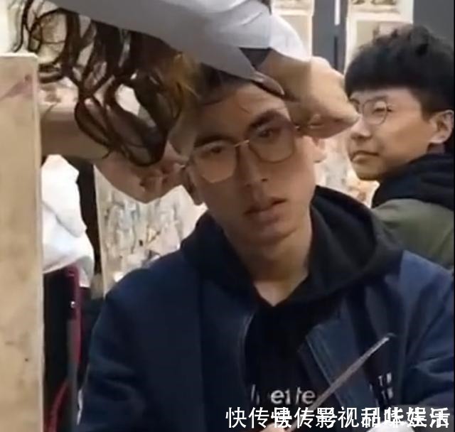 美好的时光!美术生上课偷睡觉,在脸上画“双重保险”画假眼睛还戴了假眼镜!