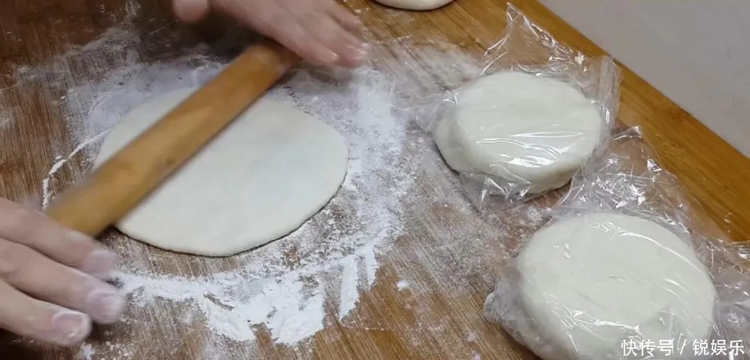 鸡蛋饼这样做太香了,教你懒人做法,鼓泡零失败,吃过就念念不忘