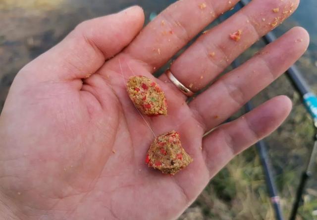 立秋以后钓鲫鱼,加这两种饵效果更好,何愁不上大板鲫