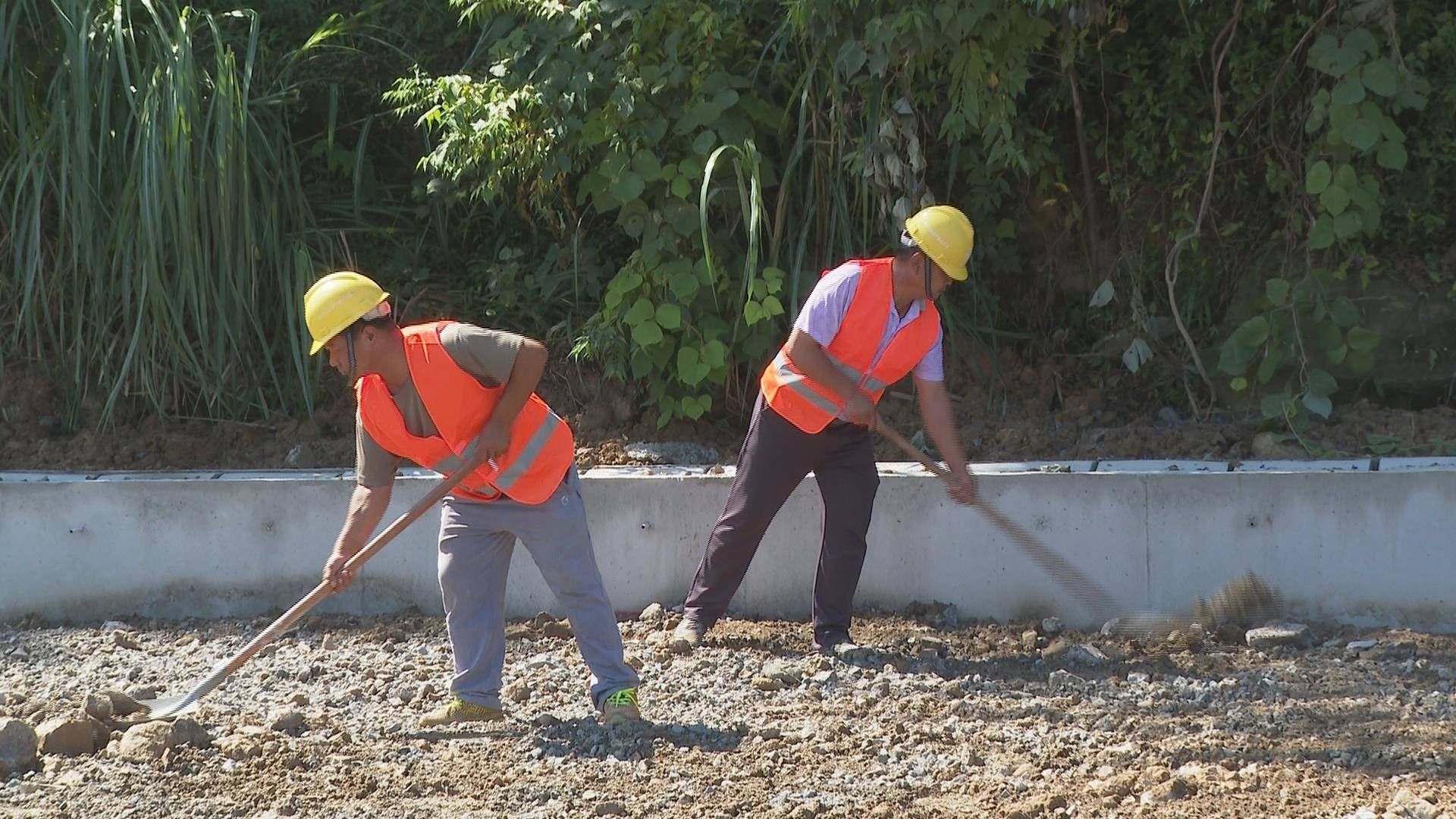 苍南县融媒体中心|中秋佳节 104国道苍南段改建工程施工人员坚守岗位