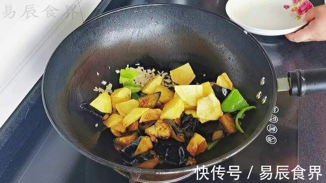 茄子土豆青椒,又一道东北名菜地三鲜,请叫它素菜领袖-地三鲜