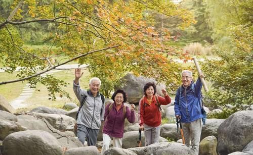 60岁是寿命决定期,无论男女,走路有六个表现,恭喜你很健康