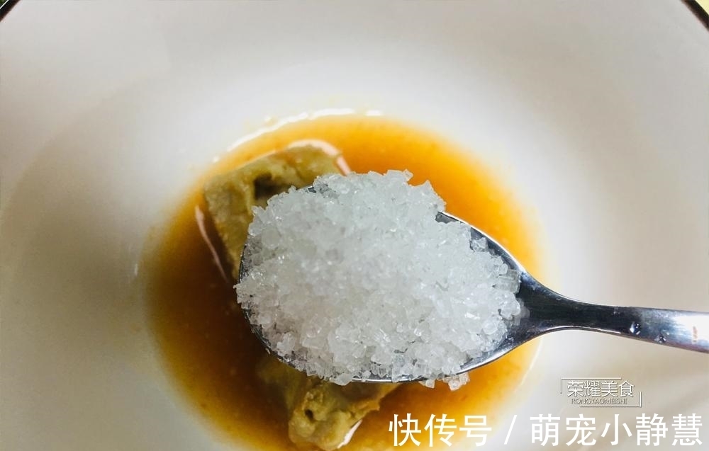 食用油|炒空心菜，直接炒就不对了，多加一个步骤，翠绿不发黑，十分脆嫩