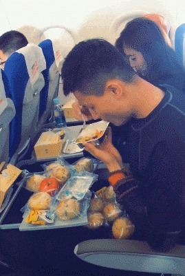 |搞笑GIF:今天视察老婆工作,我只能薅你的头发了