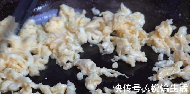 玉米面这样做真好吃,一擀一煎,5分钟出锅,连吃一个月都不腻