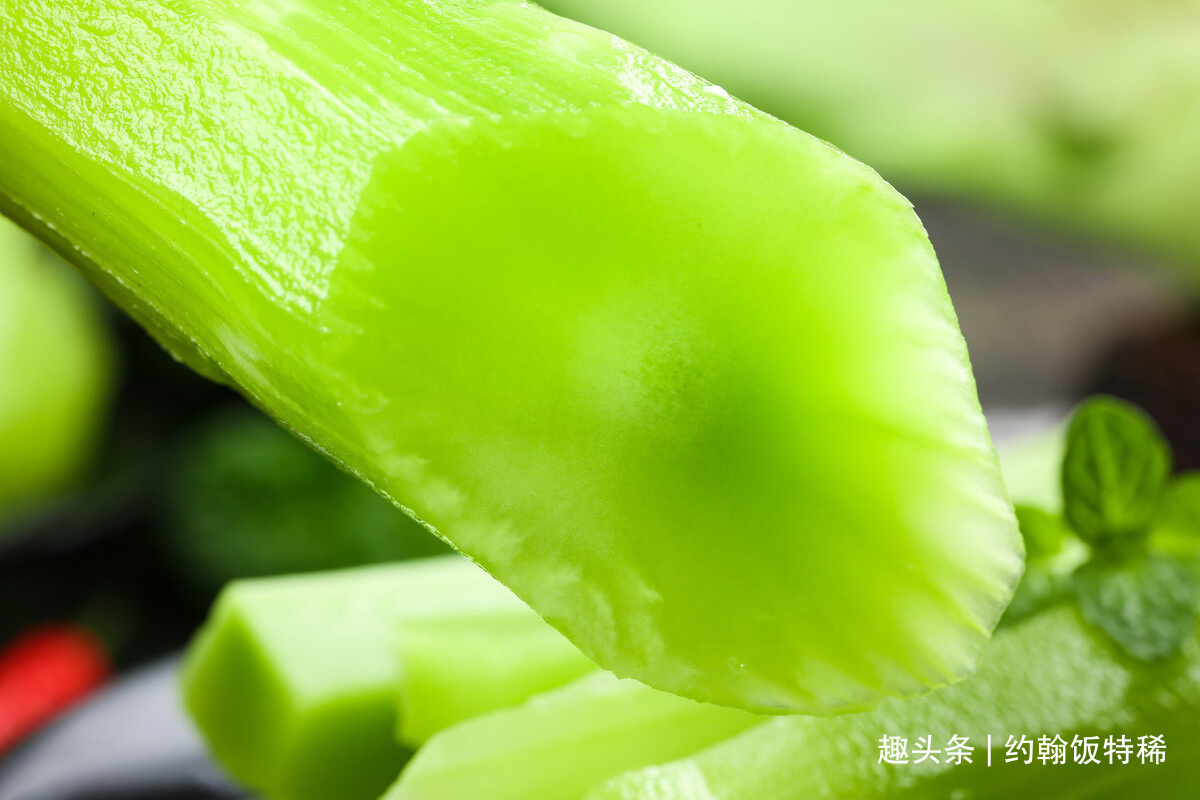 夏天,吃黄瓜苦瓜不如吃它,2元一斤,切成条简单一拌,清脆爽口