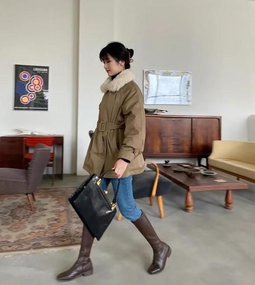 2021年不流行马丁靴了，现在流行这双“膝下靴”，不仅时髦还显高